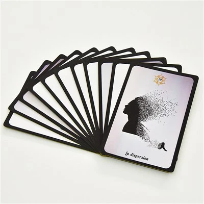 Las cartas del tarot están doradas con un juego completo